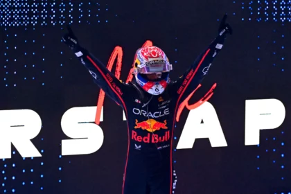 Max Verstappen celebra la vittoria del GP Qatar 2025 a Lusail