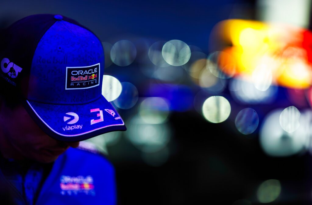 Max Verstappen mostra il n. 3 sul berretto, lo stesso che porterà sulla vettura