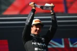 Kimi Antonelli festeggia la vittoria al GP di Spagna 2026 sul circuito del Madring