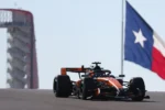 Oscar Piastri alla guida della sua McLaren sul circuito del texas